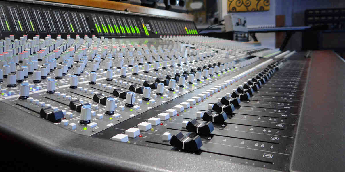 Choosing a DAW Control Surface Image