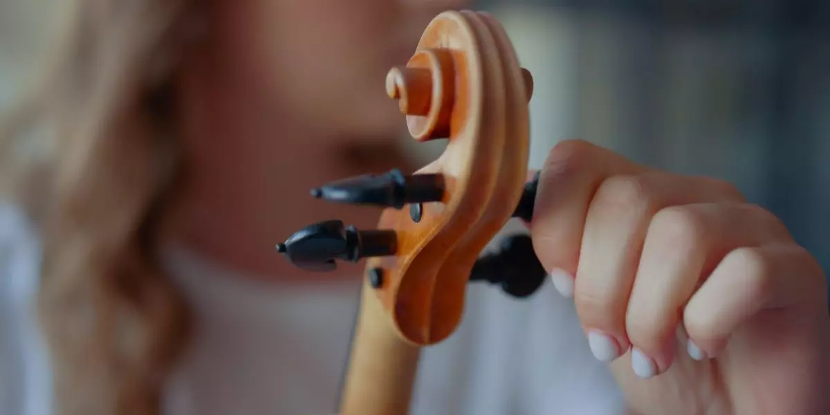 How to Tune a Violin Image