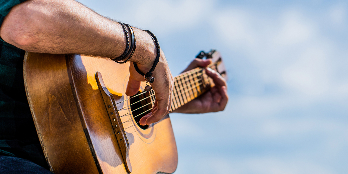 Choosing an Acoustic Guitar - The Hub