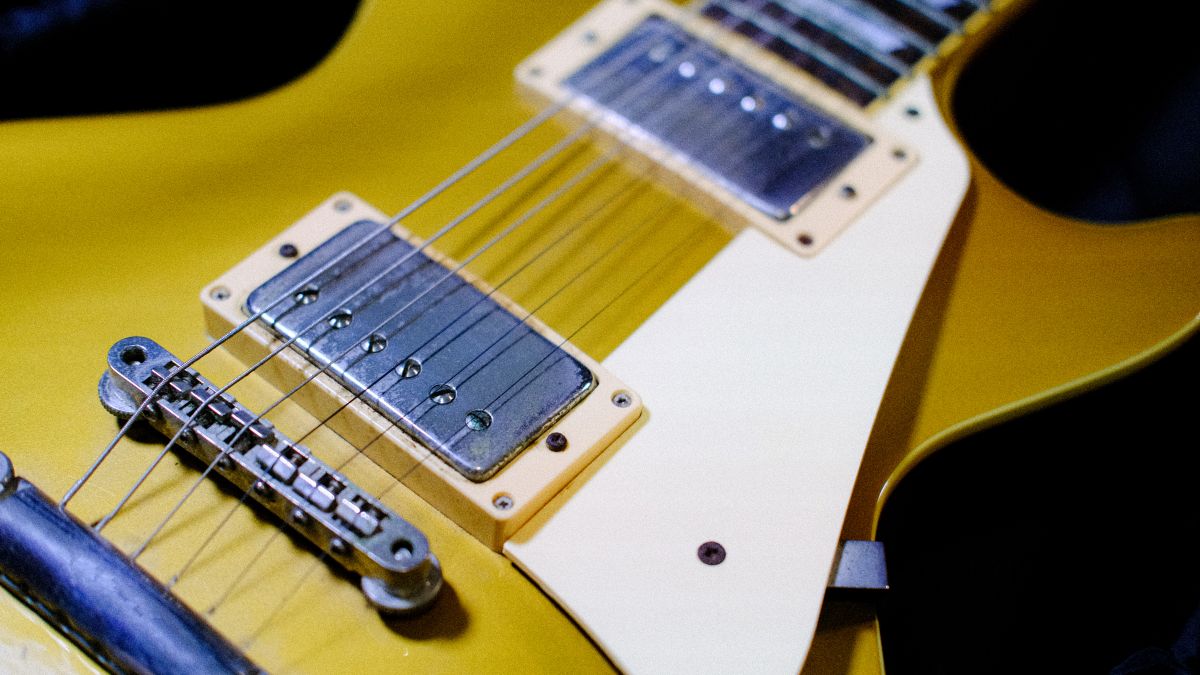 Classical Golden Electric guitar from Les Paul with a humbucker pickup