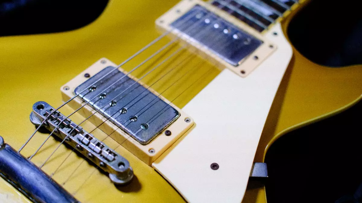 Classical Golden Electric guitar from Les Paul with a humbucker pickup
