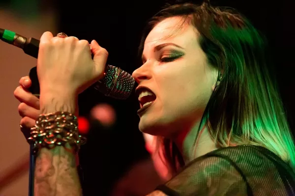 Female rocker singing on stage, picture taken by Steffen Prdorf